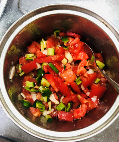 トマト、きゅうり、玉ねぎ、ピーマンをまぜた写真・塩１gの写真