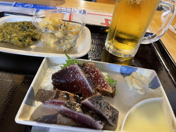 カツオの塩たたき、あおさのりの天ぷら、うつぼの唐揚げ、ビールの写真